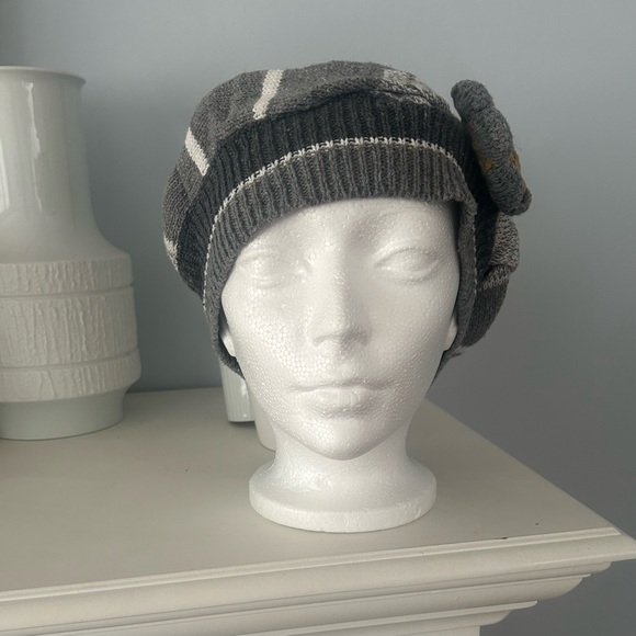 unknown Accessories - Gray Knit Stiped Beret with Flower Accent